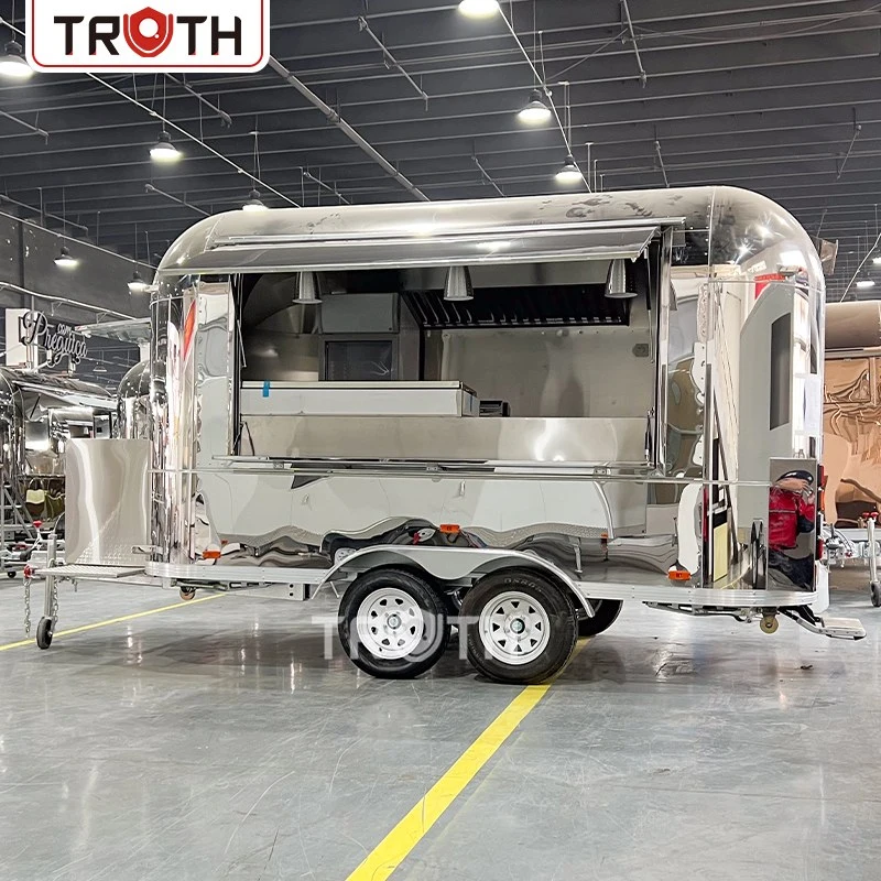 Food Truck in stile Airstream in Francia: un rimorchio per fast food in acciaio inossidabile costruito per stile e servizio