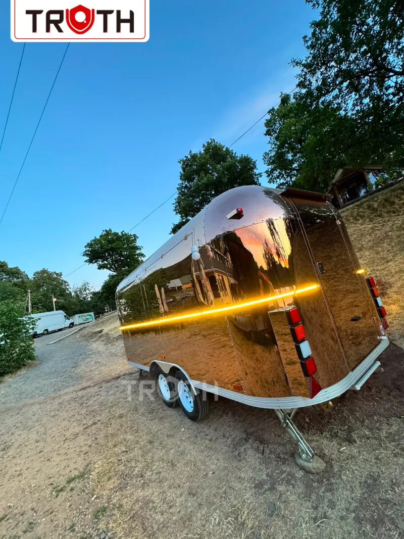 Truth Food Trailer consegna in Slovacchia un trailer di caffè e fast food Rose Gold